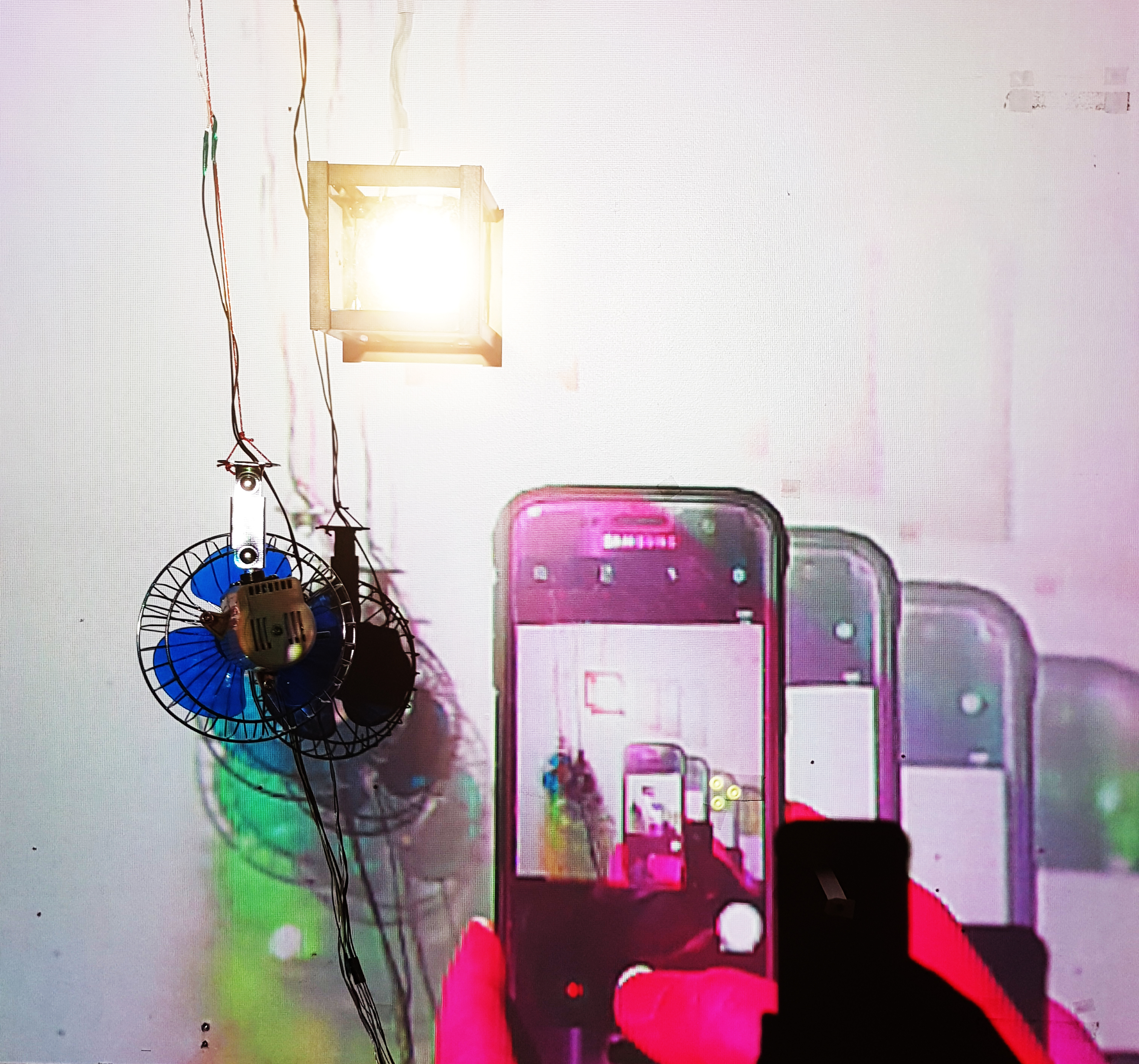 Diminishing Returns (2019)
Autonominen kineettinen videoinstallaatio liikkeestä ja kuvan muistosta. Monitaide / kineettinen installaatio / livevideo / XR. Diminishing Returns on analoginen seka-/monitaideteos/installaatio. Se ei asettaudu täysin minkään perinteisen videoteoksen tai installaation raameihin. Se on samalla analoginen/fyysisessä maailmassa oleva installaatio kuin “kuvan maailmassa” oleva videoteos ja muunneltua todellisuutta.
 Diminishing Returns ei myöskään ole nauhoite, vaan video/kuva tapahtuu ja luodaan “tässä ja nyt”, tilassa ja hetkessä jolloin katsoja teosta havainnoi. Ympäristö, tila, vallitseva valo, kaikki vaikuttavat teokseen. Katsoja itse voi halutessaan asettua teoksen seinän eteen ja päätyä hetkellisesti osaksi teosta, kunnes kuvan muisto pyyhkiytyy pois seinältä. 
Diminishing Returns on alati muuttuva ja ei koskaan toistu samalla lailla kahta kertaa. Se elää omaa elämää tilassa, ajassa, varioiden, värähdellen ja muuttuen.  